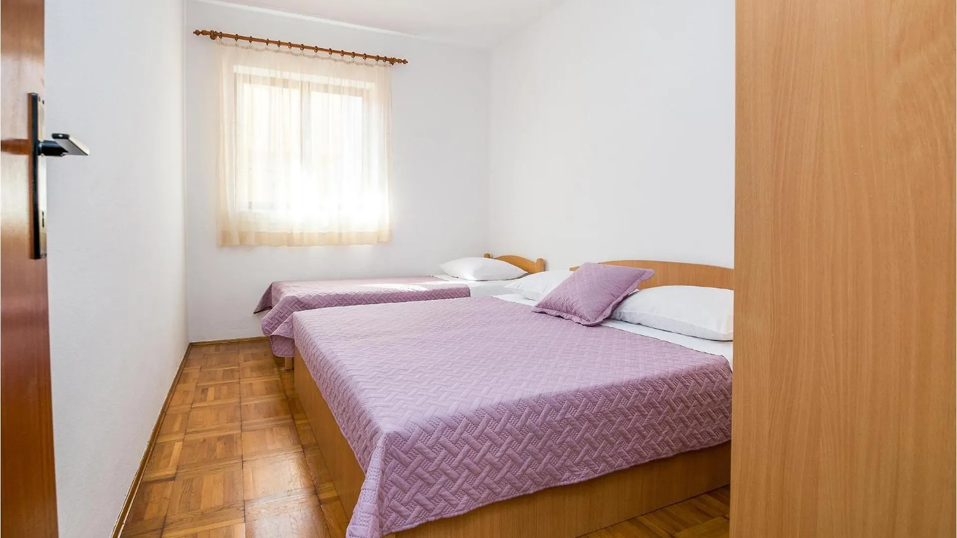 Сasa de vacaciones Awesome Home In Sabunike-Privlaka With Kitchen Nin