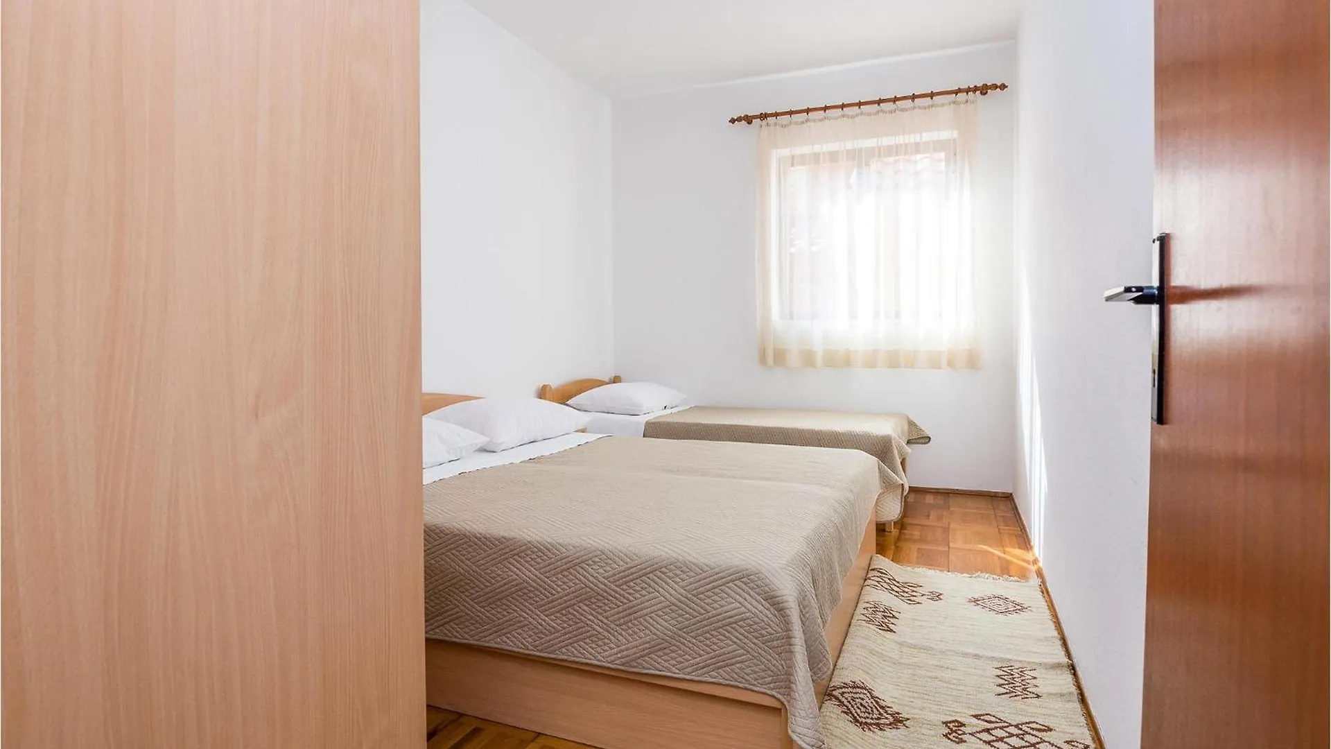 Сasa de vacaciones Awesome Home In Sabunike-Privlaka With Kitchen Nin