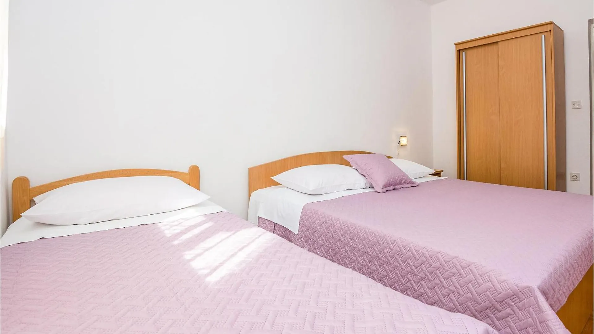 Awesome Home In Sabunike-Privlaka With Kitchen Nin Сasa de vacaciones
